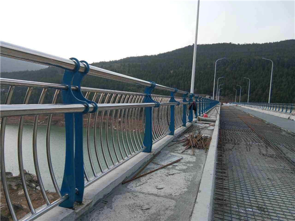 滁州不锈钢桥梁护栏的特点及其在桥梁安全中的重要作用