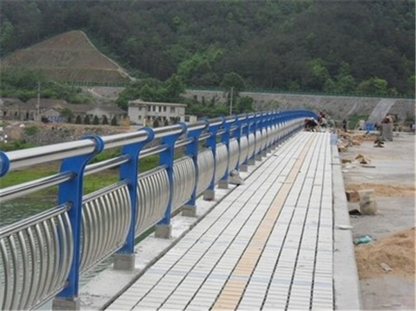 滁州不锈钢桥梁护栏的特性及其在现代建筑中的应用